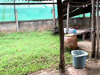 Bộ ngực nhỏ trêu chọc