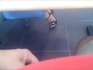 Parpadeante debajo del escritorio