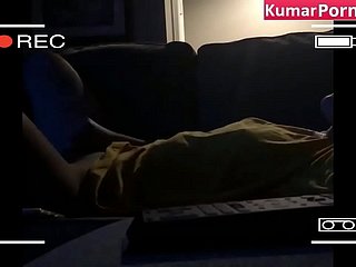 Китайская девушка мастурбирует перед камерой