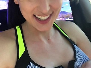 Gym Slut vingers haar Fat Pussy In A catch Parking Quantity